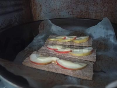 Desertas su obuoliu ir kondensuotu pienu ant sausainių Žingsnis 2