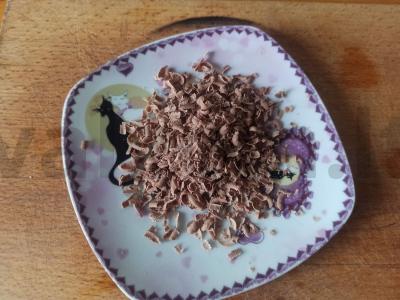 Desertas su obuoliu ir kondensuotu pienu ant sausainių Žingsnis 3