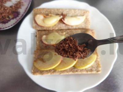 Desertas su obuoliu ir kondensuotu pienu ant sausainių Žingsnis 4