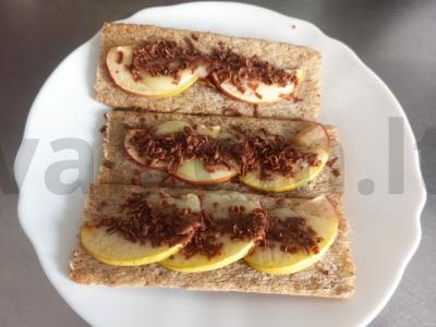 Desertas su obuoliu ir kondensuotu pienu ant sausainių pagrindine nuotrauka