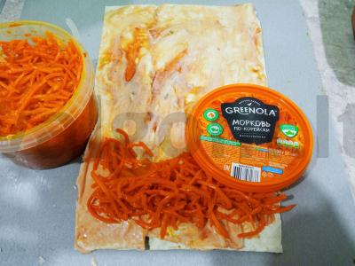 Lavašo ritinėlis „Oranžinis traškus“ su korėjietiška morkų salotomis, upėtakiu ir džiovintais pomidorais Žingsnis 1