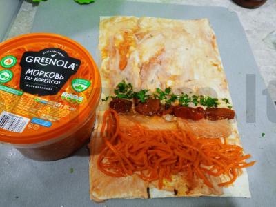 Lavašo ritinėlis „Oranžinis traškus“ su korėjietiška morkų salotomis, upėtakiu ir džiovintais pomidorais Žingsnis 2