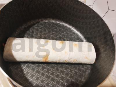 Lavašo ritinėlis „Oranžinis traškus“ su korėjietiška morkų salotomis, upėtakiu ir džiovintais pomidorais Žingsnis 3