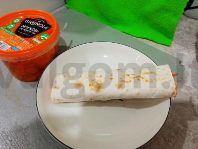 Lavašo ritinėlis „Oranžinis traškus“ su korėjietiška morkų salotomis, upėtakiu ir džiovintais pomidorais Žingsnis 4