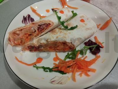 Lavašo ritinėlis „Oranžinis traškus“ su korėjietiška morkų salotomis, upėtakiu ir džiovintais pomidorais pagrindine nuotrauka