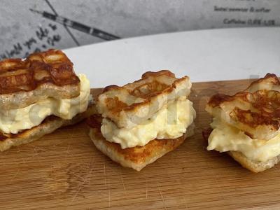 Užkandis su halumi sūriu pagrindine nuotrauka