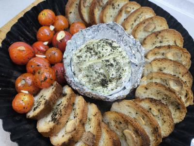 Kepamas kamambero sūris su bagetu ir vyšniniais pomidorais pagrindine nuotrauka