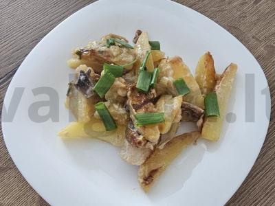 Bulvės su vištiena ir grybais grietinėlės padaže pagrindine nuotrauka