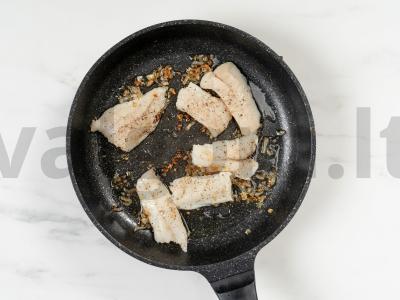 Troškintas menkė su bulvėmis Žingsnis 3