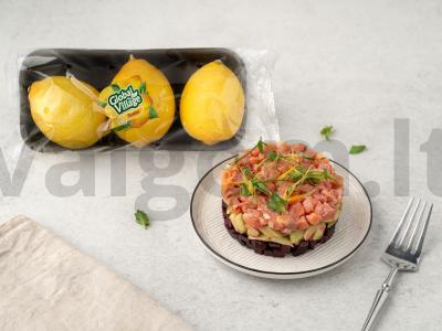 Paprastas salotas su avokadu, burokėliais ir lašiša pagrindine nuotrauka