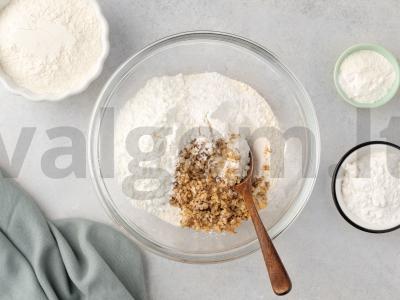 Braškinių ir slyvų tortas Žingsnis 1