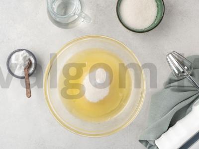 Braškinių ir slyvų tortas Žingsnis 2