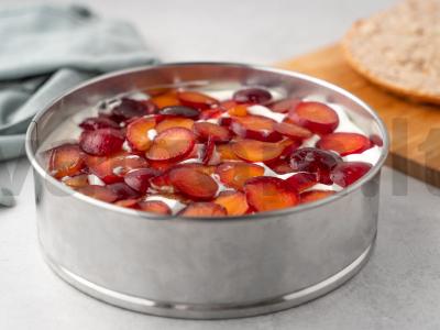 Braškinių ir slyvų tortas Žingsnis 7