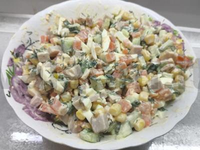 Salotas su karbonaidu, morkomis ir kukurūzais pagrindine nuotrauka