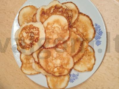 Blynai su raugintu pienu ir obuoliais pagrindine nuotrauka