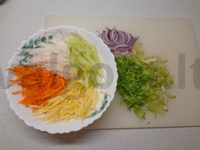 Daržovių salotas su kiaušiniu ir kvapniu padažu Žingsnis 1