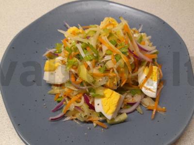 Daržovių salotas su kiaušiniu ir kvapniu padažu pagrindine nuotrauka