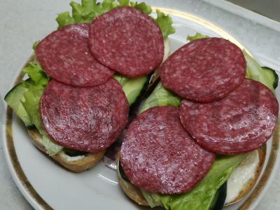 Sumuštiniai su saliami ir agurku pagrindine nuotrauka