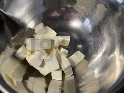 Salotas su fetos sūriu prie mėsos Žingsnis 1