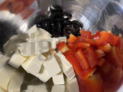 Salotas su fetos sūriu prie mėsos Žingsnis 3