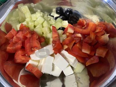 Salotas su fetos sūriu prie mėsos Žingsnis 5