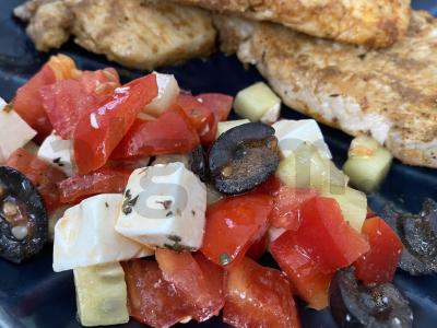 Salotas su fetos sūriu prie mėsos pagrindine nuotrauka