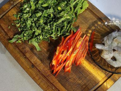 Azijietiška salotų su jūros gėrybėmis ir funčozomis Žingsnis 2