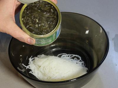 Azijietiška salotų su jūros gėrybėmis ir funčozomis Žingsnis 7