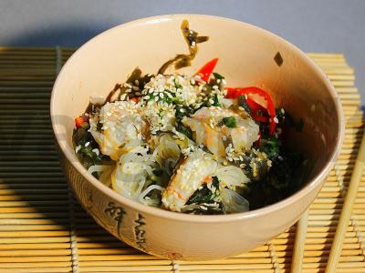 Azijietiška salotų su jūros gėrybėmis ir funčozomis pagrindine nuotrauka