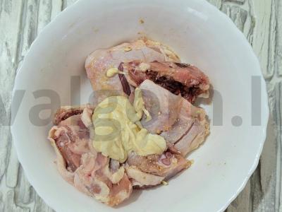 Aštrūs vištienos šlaunelės garstyčių-jogurto marinate Žingsnis 2