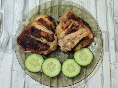 Aštrūs vištienos šlaunelės garstyčių-jogurto marinate pagrindine nuotrauka