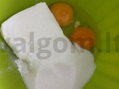 Varškės pyragas su slyvomis Žingsnis 1