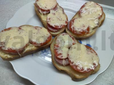 Karšti sumuštiniai su Krakovo dešra pagrindine nuotrauka