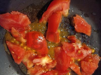 Kiaušinienė su pomidorais ir dešrelėmis Žingsnis 1