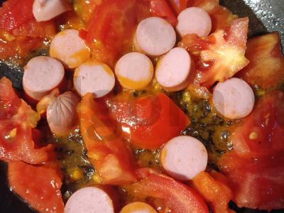 Kiaušinienė su pomidorais ir dešrelėmis Žingsnis 2