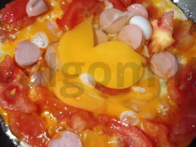 Kiaušinienė su pomidorais ir dešrelėmis Žingsnis 3