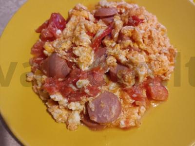 Kiaušinienė su pomidorais ir dešrelėmis pagrindine nuotrauka