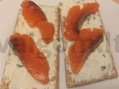 Užkandis su raudonąja žuvimi ant krekerių pagrindine nuotrauka