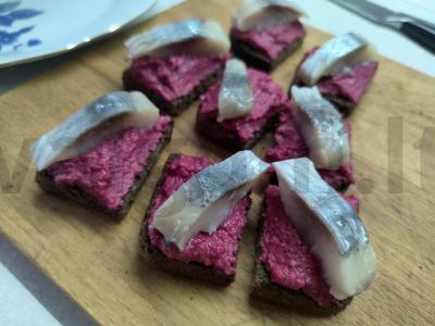 Užkandžių sumuštiniai su silke ir burokėlių musu Žingsnis 6