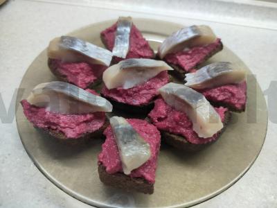 Užkandžių sumuštiniai su silke ir burokėlių musu pagrindine nuotrauka