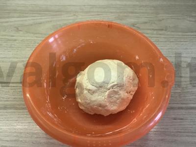 Rageliai su riešutais ir cukraus pudra Žingsnis 3