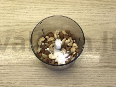 Rageliai su riešutais ir cukraus pudra Žingsnis 4