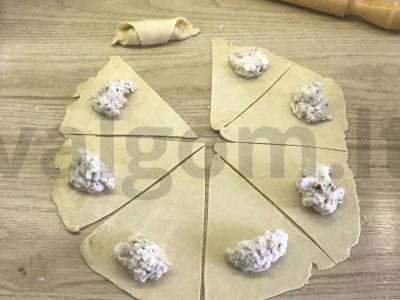 Rageliai su riešutais ir cukraus pudra Žingsnis 6