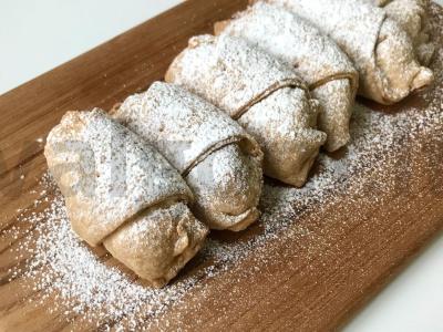 Rageliai su riešutais ir cukraus pudra pagrindine nuotrauka