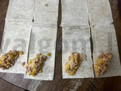 Trikampiai iš lavašo su dešros, sūrio ir kukurūzų įdaru Žingsnis 9