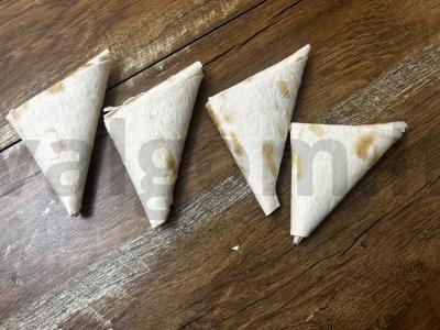 Trikampiai iš lavašo su dešros, sūrio ir kukurūzų įdaru Žingsnis 11