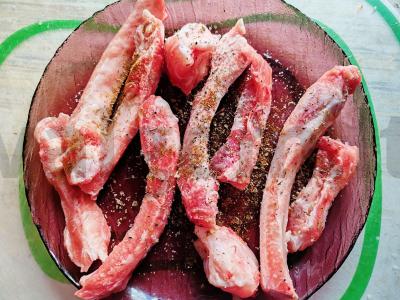 Kiaulienos šonkauliai su aromatiniais žolelėmis Žingsnis 1