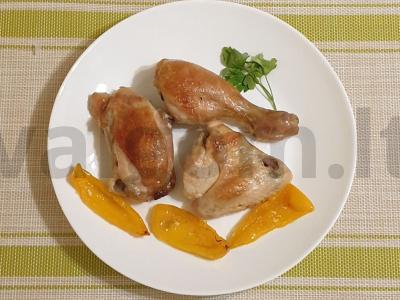 Kepta vištiena su saldžiaisiais pipirais pagrindine nuotrauka