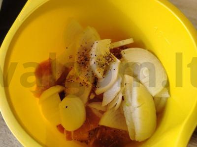 Sultinga kiauliena, kepta su svogūnais Žingsnis 2