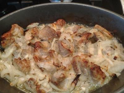 Sultinga kiauliena, kepta su svogūnais Žingsnis 4